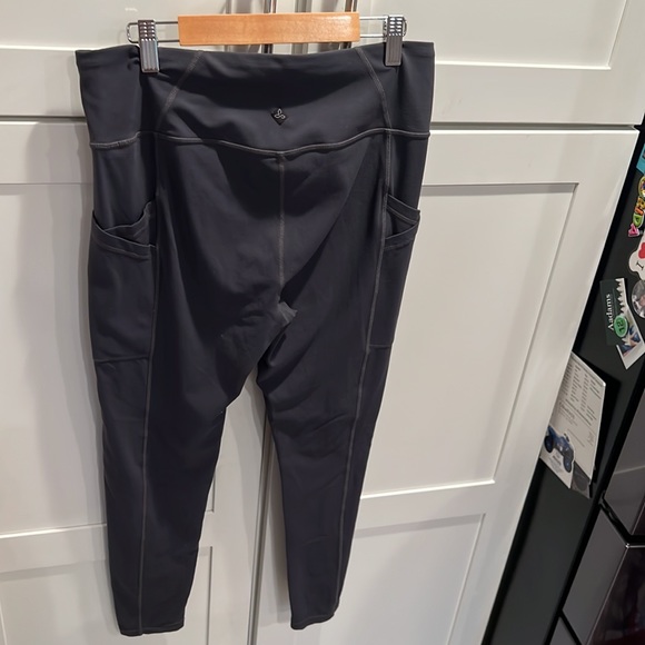 PRANA Grey Leggings with pockets Size Large - Picture 3 of 8